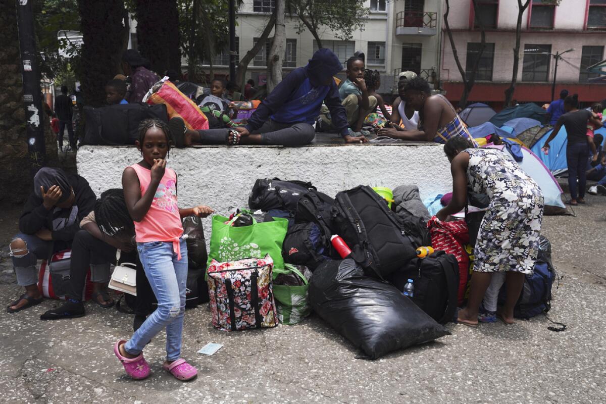 Migrantes haitianos acampan en la plaza Giordano