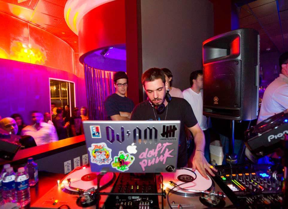 DJ AM wows the crowd with his skills despite having arrived an hour late.