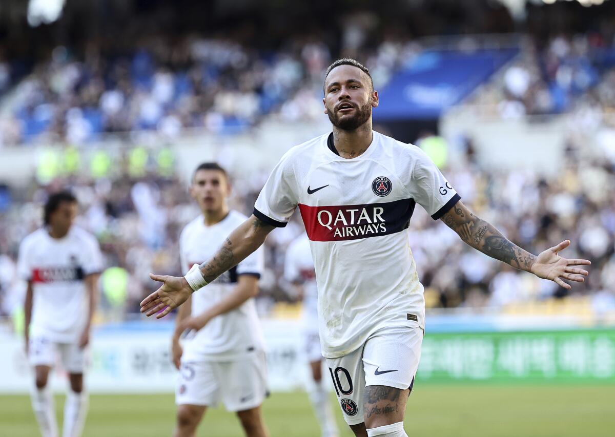 Neymar celebra tras anotar un gol para el Paris Saint-Germain 