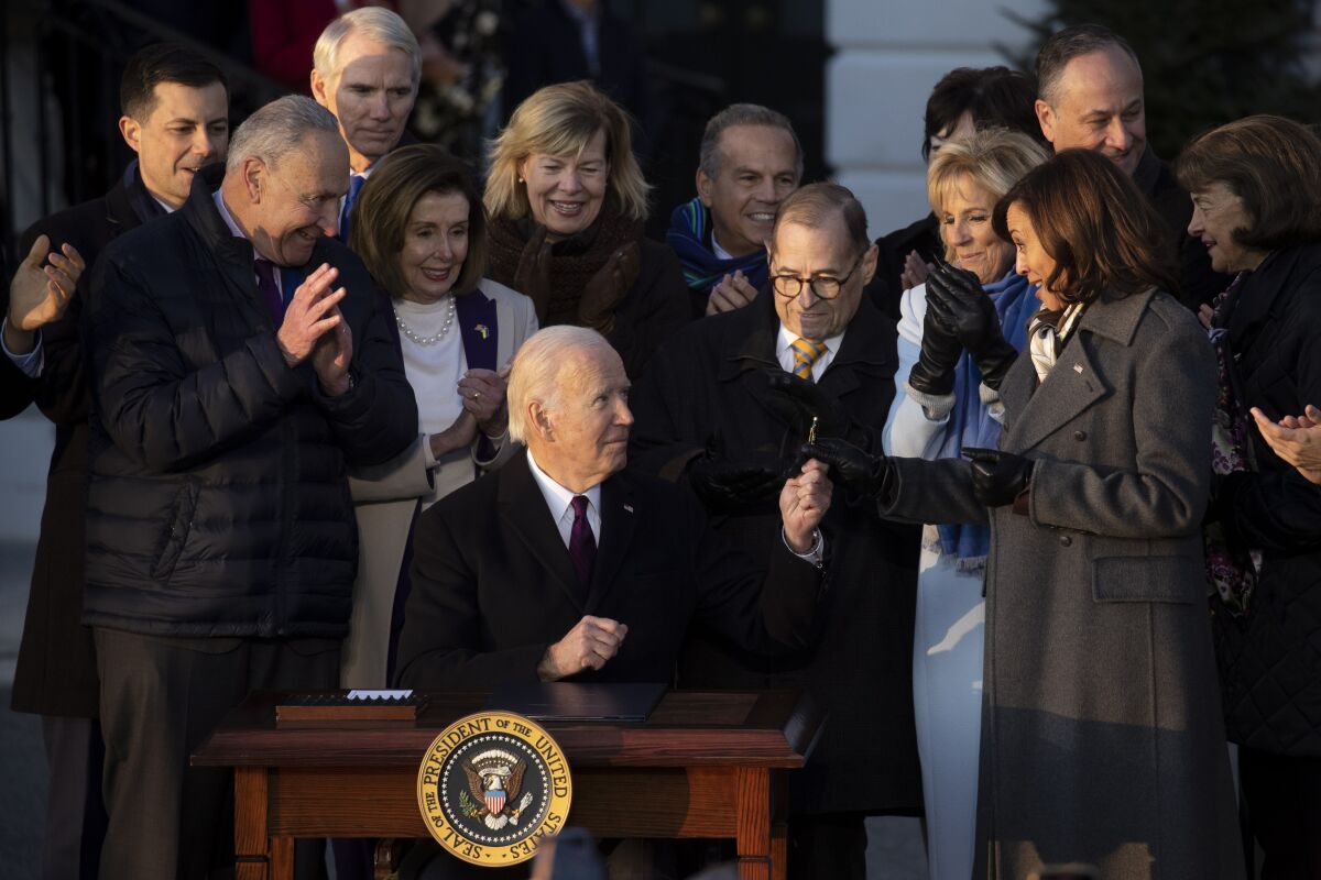Biden firma una ley que protege el matrimonio igualitario