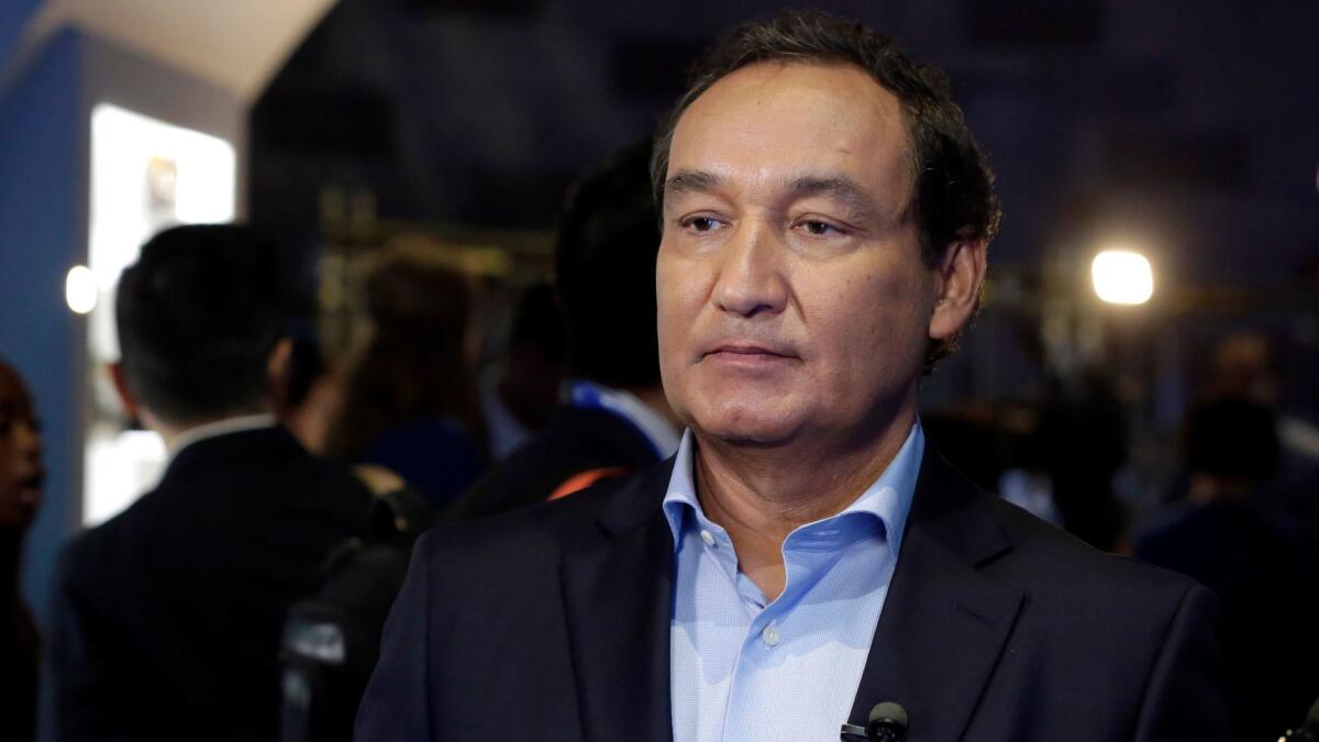United Airlines CEO Oscar Munoz, seen in 2016, gave the wrong answer about a passenger dragged bloodied from a United plane.