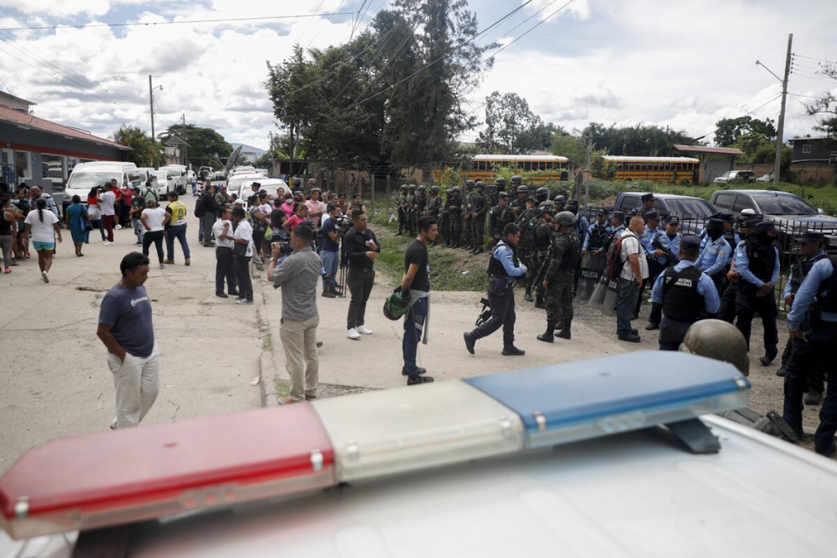 La policía resguarda la entrada de la cárcel de mujeres de Támara