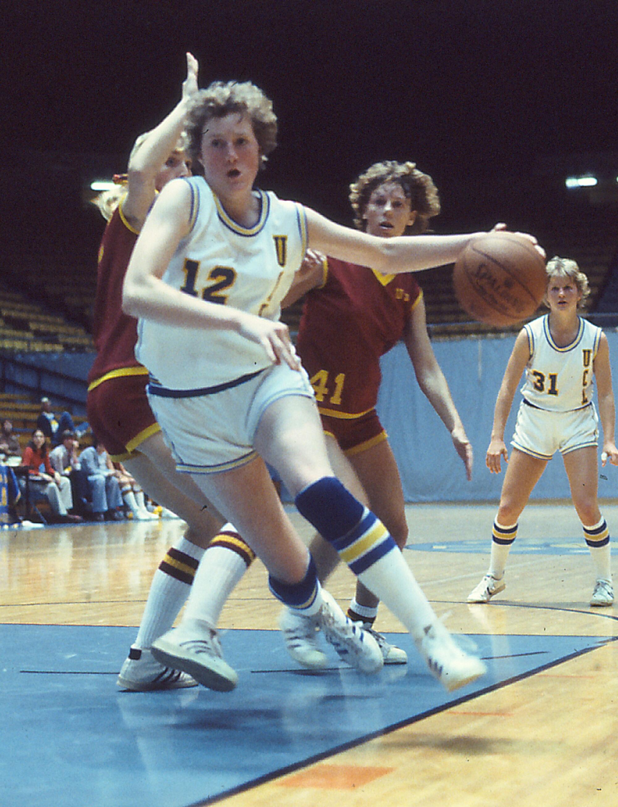 UCLA basketbol oyuncusu Denise Curry'nin dosya fotoğrafı.
