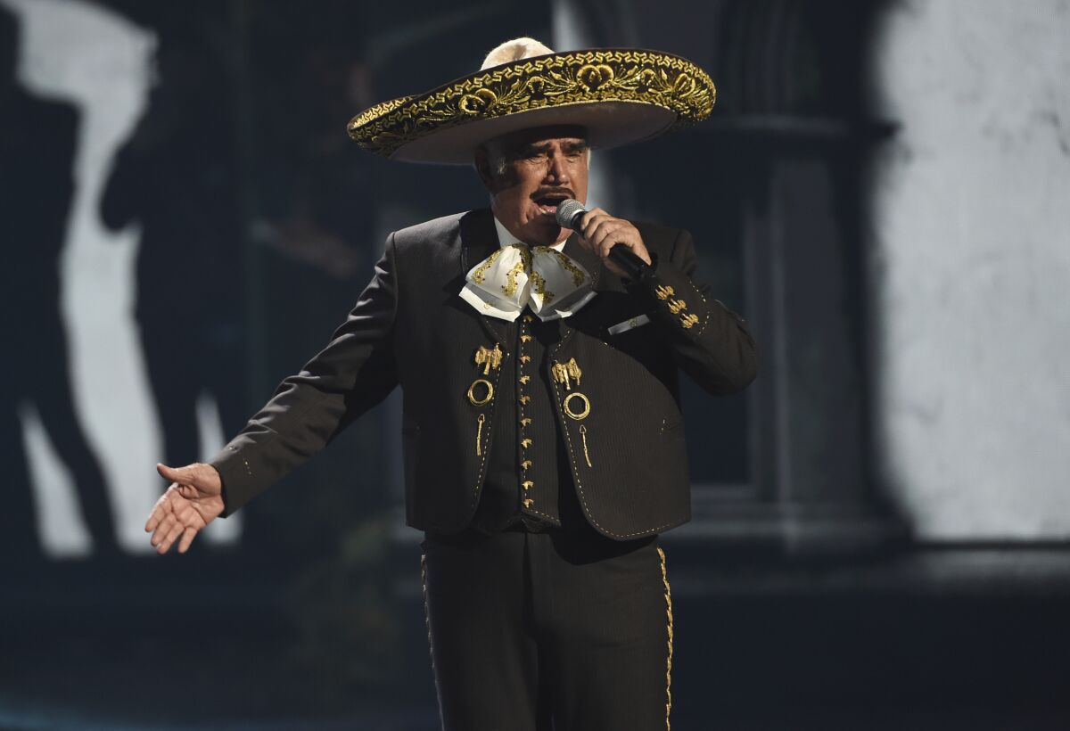 Fernández interpreta un popurrí en la 20a entrega del Latin Grammy el 14 de noviembre de 2019 en Las Vegas. 
