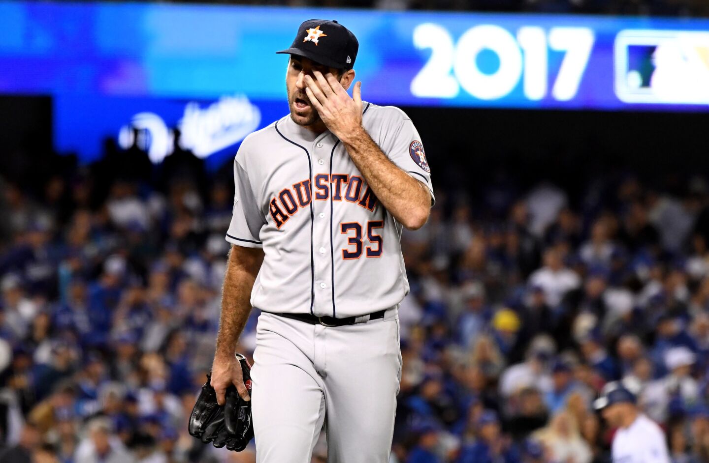 Justin Verlander wlaks back to the dugout after giving up the lead to the Dodgers in the sixth.