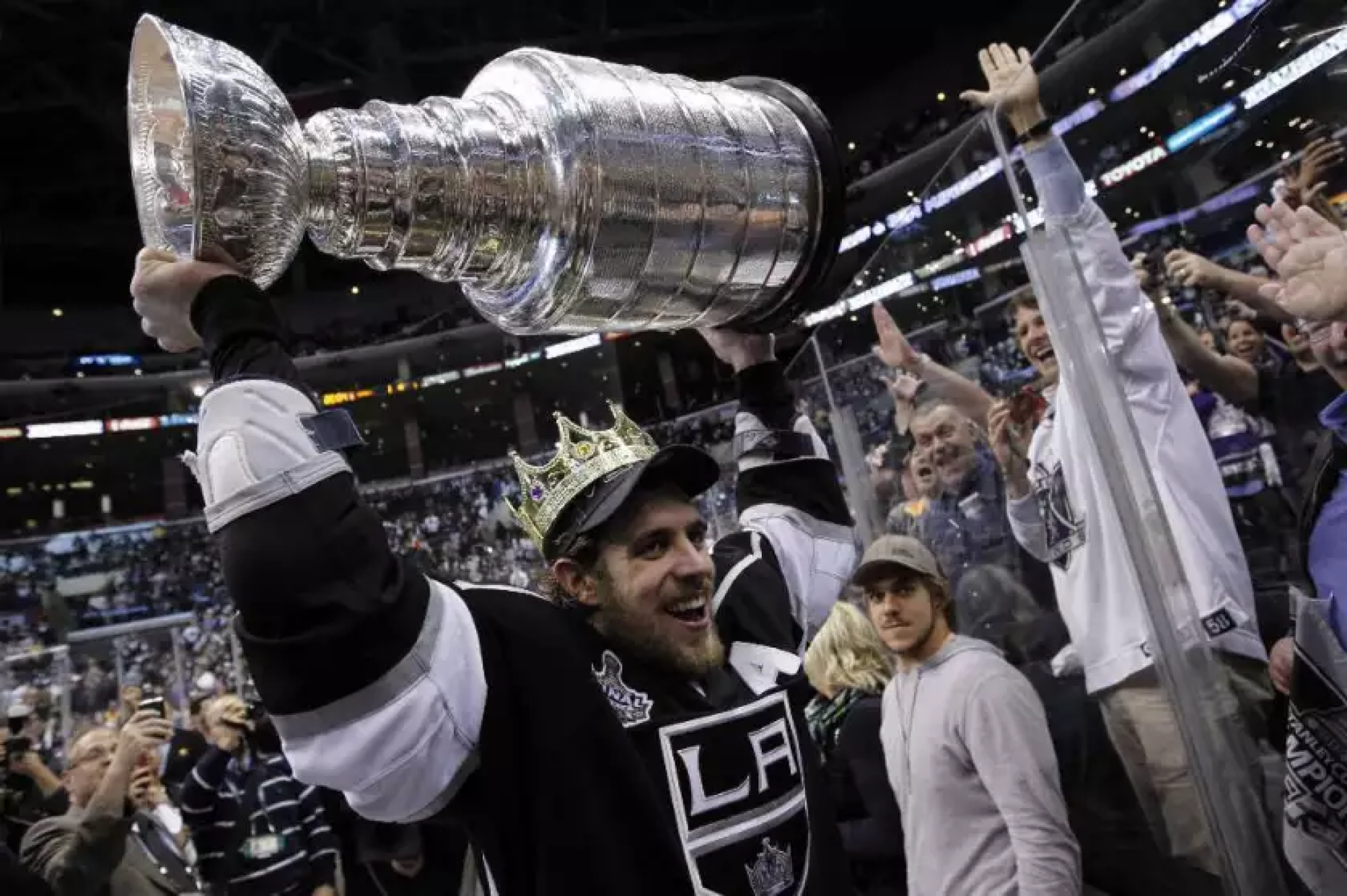Kings captain Anze Kopitar says he'll retire on the finish of the 2025-26 season 1 Kings center Anze Kopitar celebrates with the Stanley Cup after the Kings defeated the New Jersey Devils.