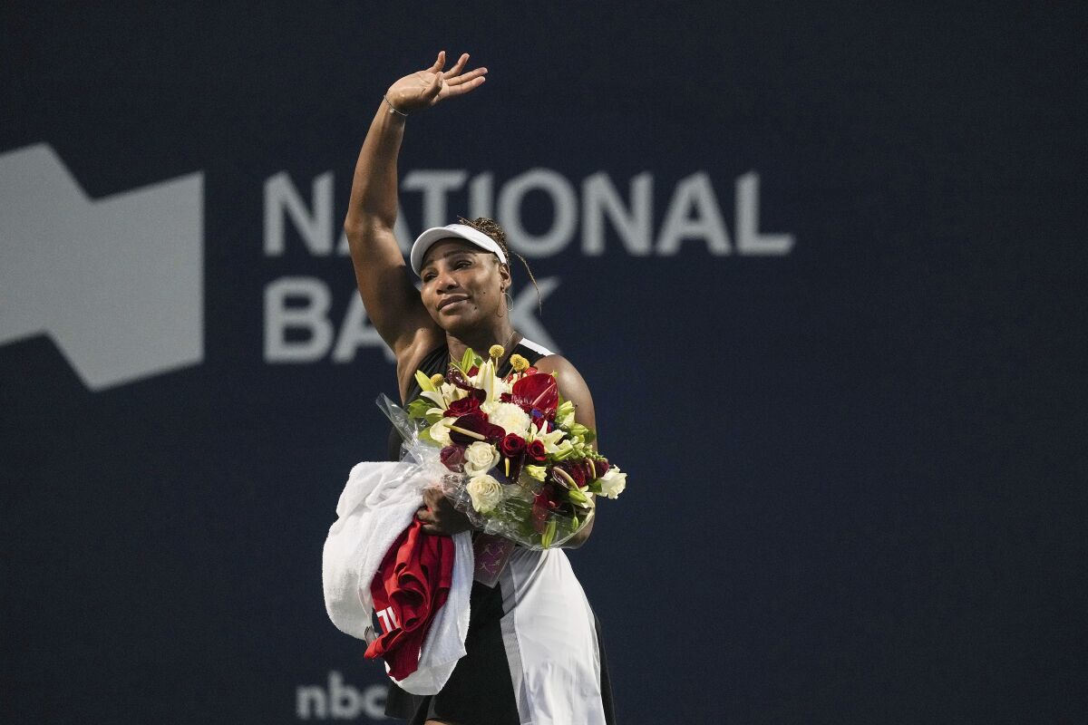 La estadounidense Serena Williams, deja la cancha con un ramo de flores y despidiéndose de los aficionados 