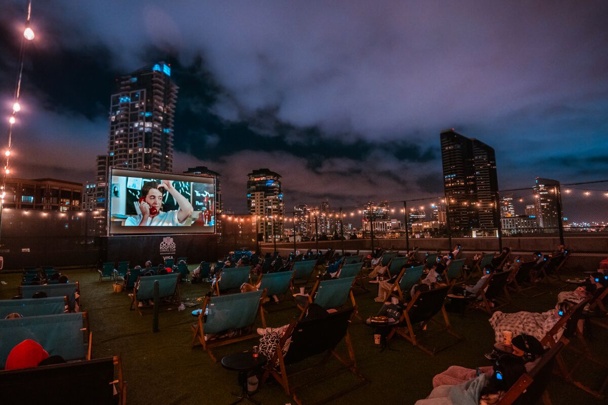 Los invitados ven una película en el Rooftop Cinema Club Embarcadero.