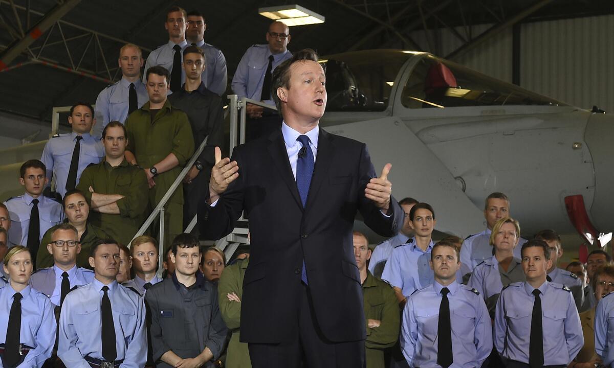 El primer ministro de Bretaña, David Cameron, se dirige a aviadores de la fuerza aérea Royal durante una visita a RAF Coningsby, Inglaterra, el lunes 13 de julio de 2015. El ejército británico deberá invertir más en drones y tropas élite para contrarrestar la amenaza del grupo Estado Islámico, dijo el lunes el primer ministro David Cameron, y agregó que el terrorismo es una "amenaza creciente" a la que se enfrenta el Reino Unido. (Joe Giddens/PA vía AP)