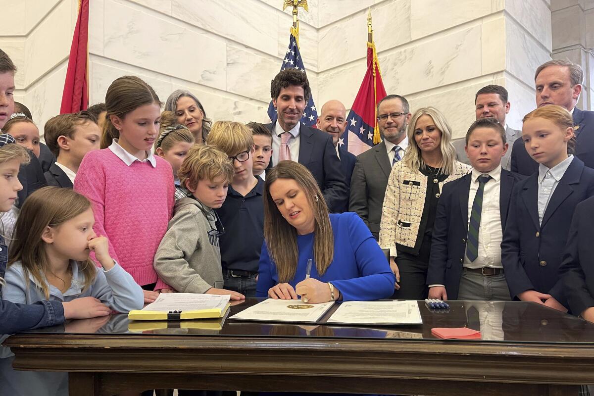 ARCHIVO - La gobernadora de Arkansas, Sarah Huckabee Sanders, firma una reforma de la ley educativa