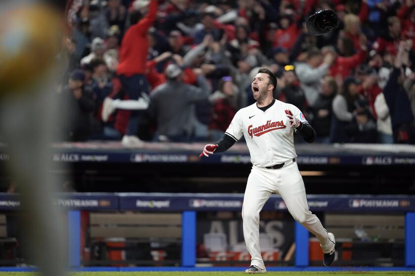 David Fry de los Guardianes de Cleveland celebra tras batear un jonrón de dos carreras para sentenciar la victoria 7-5 sobre los Yankees de Nueva York durante el 10mo inning del cuarto juego de la Serie de Campeonato de la Liga Nacional, el jueves 17 de octubre de 2024, en Cleveland. (AP Foto/Godofredo Vásquez )