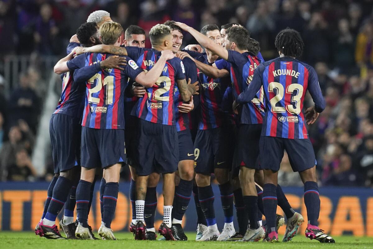 En foto del 19 de marzo del 2023, jugadores del Barcelona celebran en el juego ante el Real Madrid. 