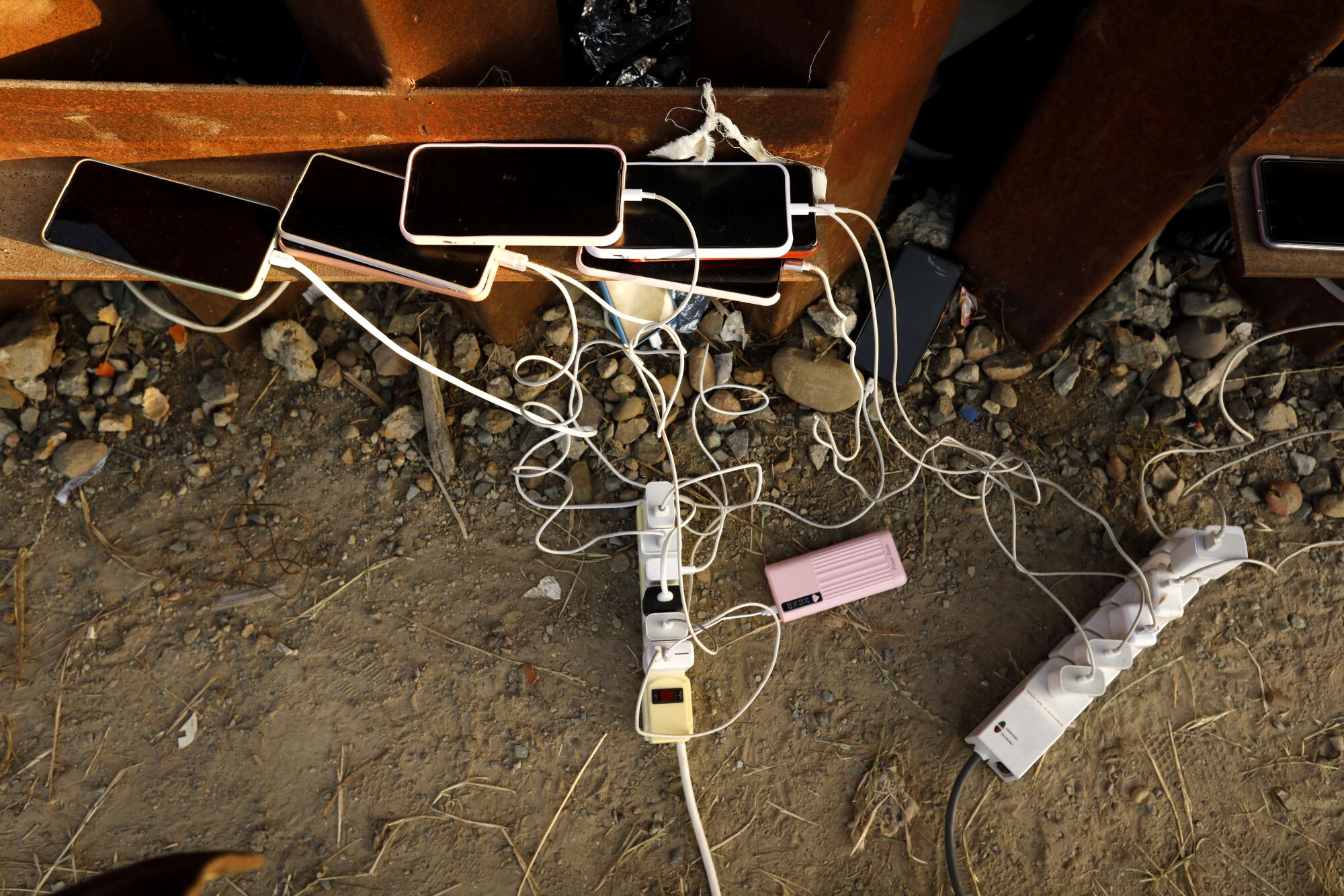 Migrants are helped getting their phones charged. 