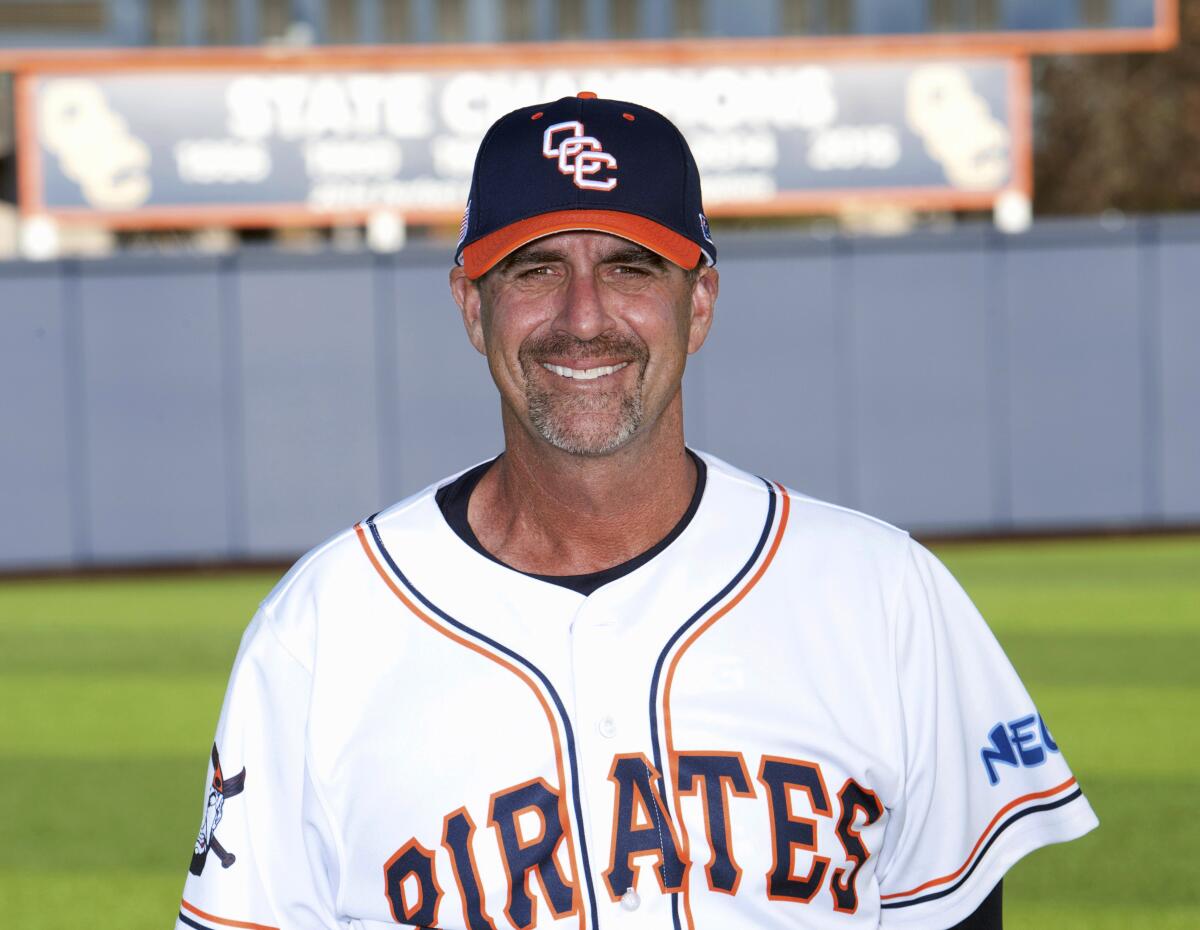 El entrenador de béisbol de la universidad John Altobelli (Orange Coast College).