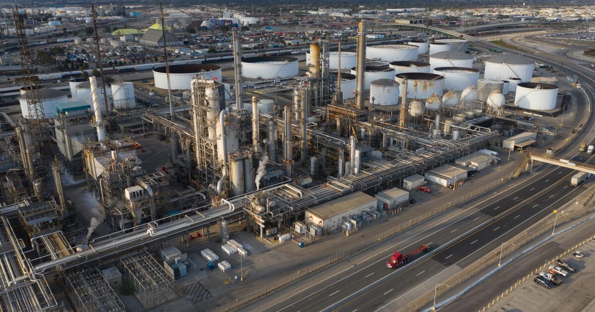 Burst pipe at oil refinery spews petroleum mixture onto street