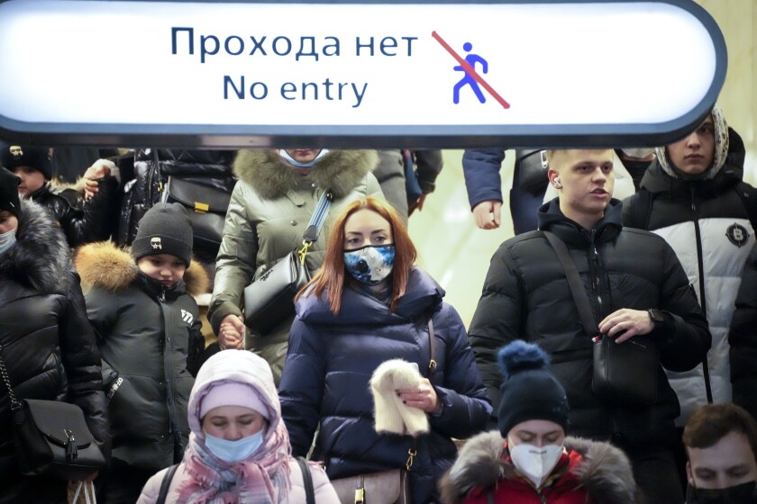 Unas personas, algunas portando mascarillas para protegerse del coronavirus, caminan en San Petersburgo, Rusia, el viernes 21 de enero de 2022. (AP Foto/Dmitri Lovetsky)