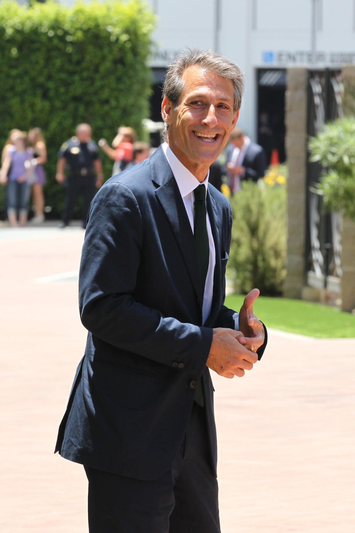 Michael Lynton has renewed his contract as chief executive of Sony Entertainment Inc.