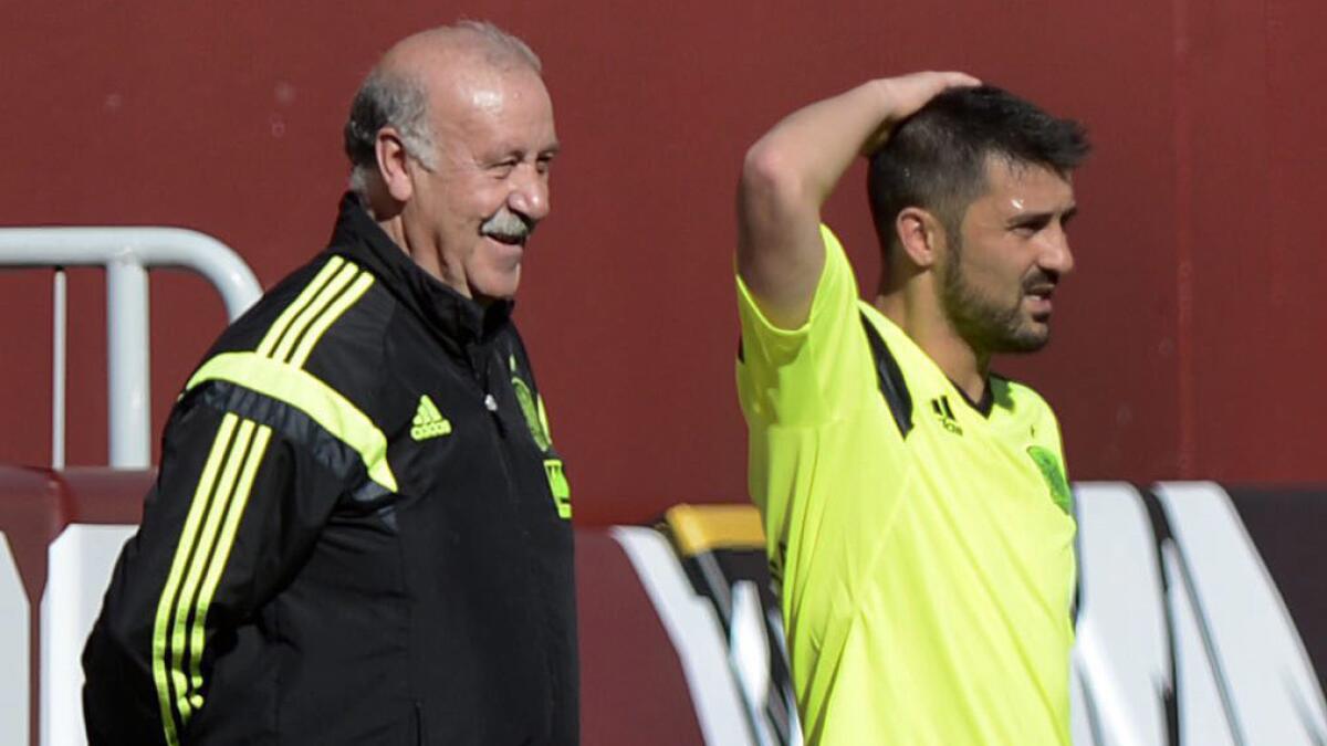 Spain Coach Vicente del Bosque, left, looks on with David Villa during a World Cup training session in Landover, Md., on Friday.