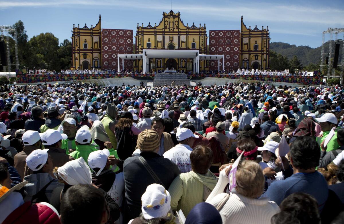 Miles asisten a una misa oficiada por el papa Francisco en San Cristóbal de las Casas, México, el lunes 15 de febrero de 2016. Francisco celebró la cultura indígena mexicana con una visita al estado de Chiapas, con una misa en tres idiomas nativos gracias a un nuevo decreto vaticano que aprobó su uso en la liturgia. (AP Photo/Eduardo Verdugo)