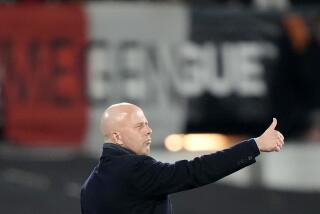 ARCHIVO - El entrenador del Feyenoord, Arne Slot, reacciona a sus jugadores durante el partido de ida de los play-offs de la Liga Europa entre el Feyenoord y la Roma en el estadio De Kuip en Rotterdam, Países Bajos, el jueves 15 de febrero de 2024. El Liverpool podría haber encontrado a su sustituto para Jürgen Klopp. El entrenador del Feyenoord, Arne Slot, dijo que su club holandés está "negociando" con el Liverpool sobre su posible traslado a Anfield. Slot le dijo a ESPN que "todavía está en espera, pero tiene toda la confianza en eso". (AP Foto/Peter Dejong, Archivo)