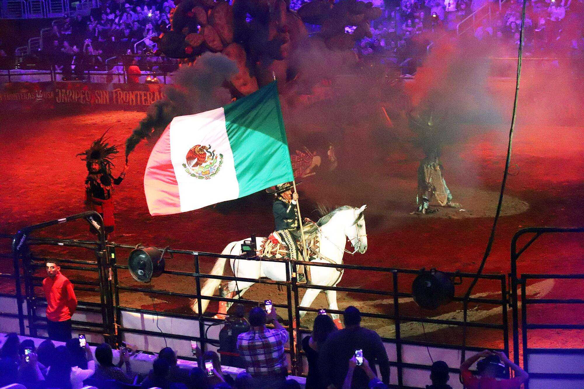 Pepe Aguilar y su familia trajero su Jaripeo Sin Fronteras Tour 2022 al Crypto.com Arena durante dos noches de tradición.