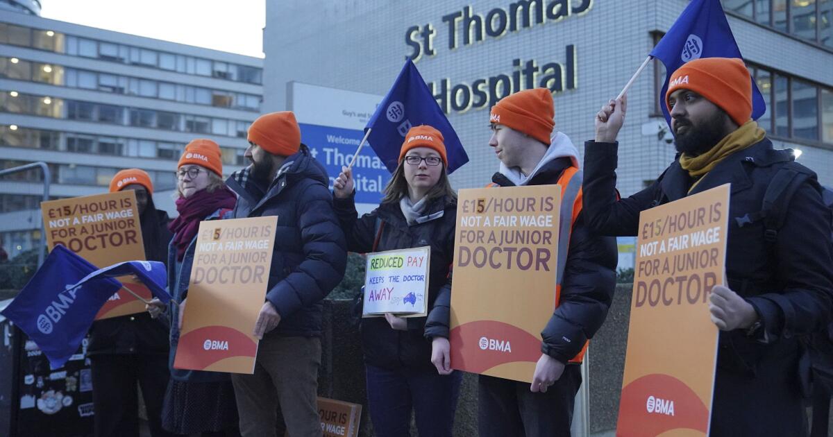 LONDON – Thousands of Doctors Strike in Britain, Impacts on Patients and Health Service