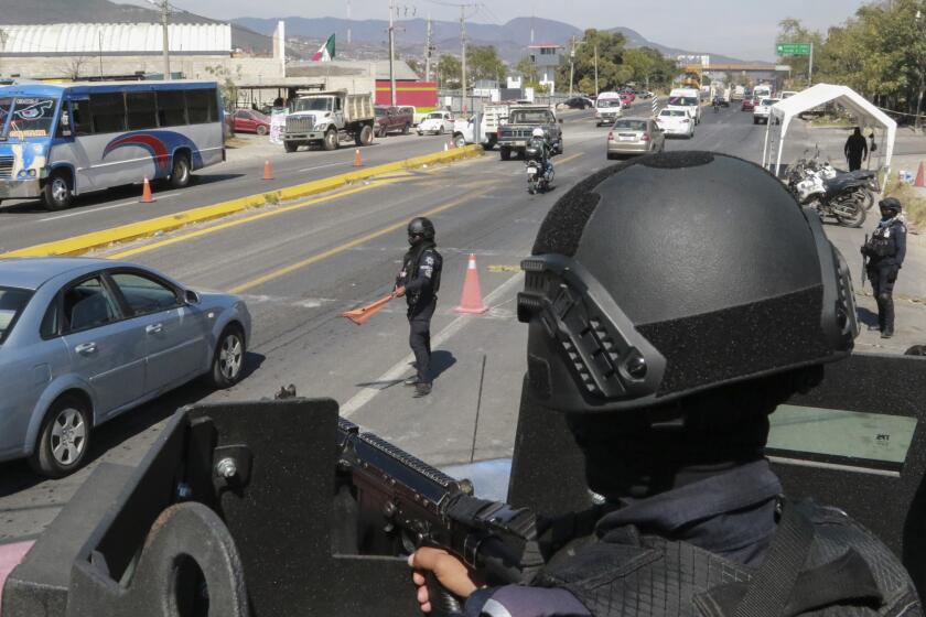 La policía estatal mantiene un puesto de control de seguridad en la entrada de Chilpancingo, México, el jueves 15 de febrero de 2024. (AP Foto/Alejandrino González)