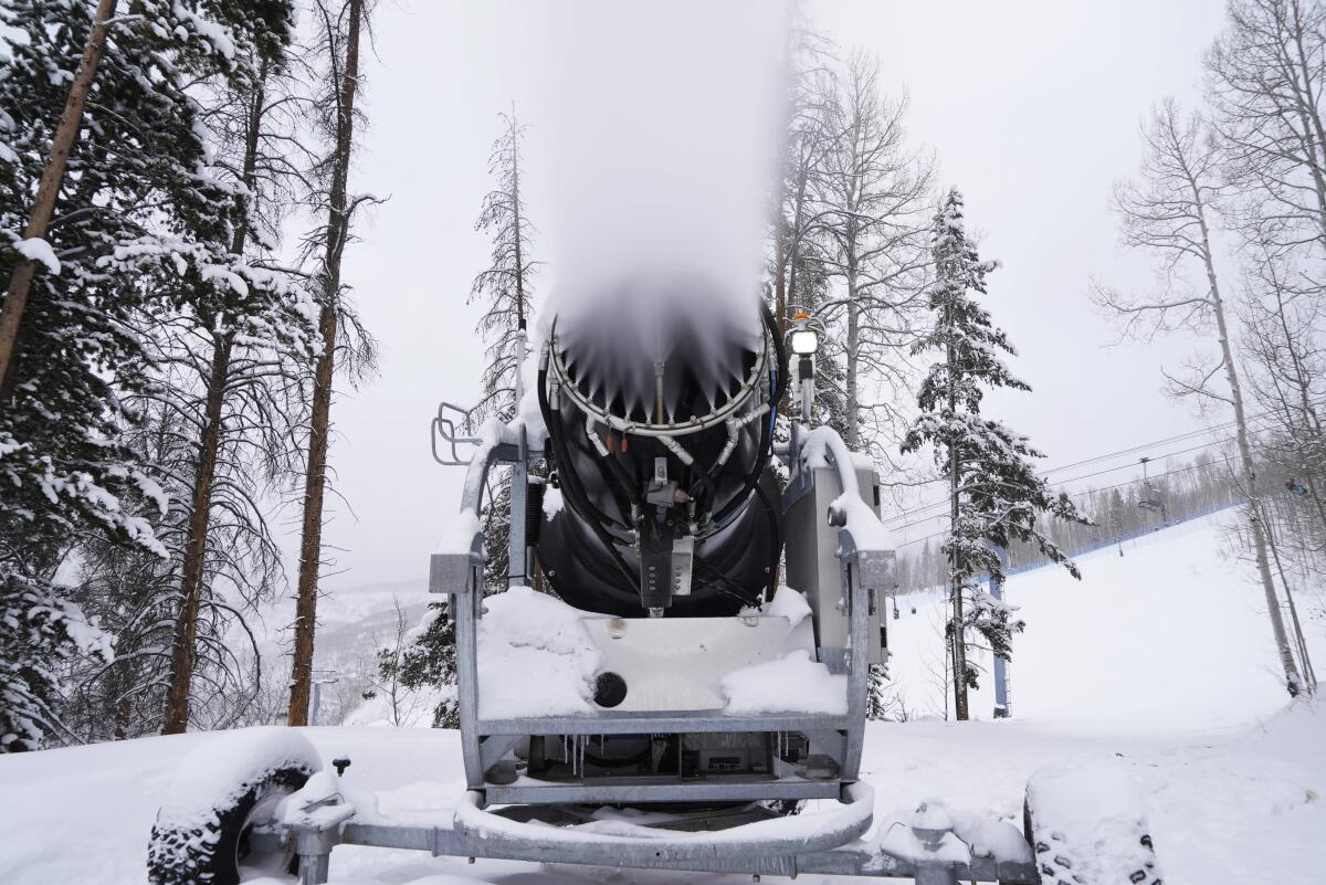 Una máquina sopla nieve en Vail Mountain Resort, en Vail, Colorado.