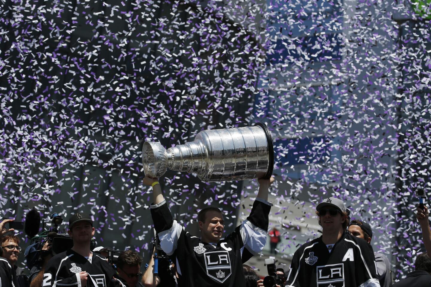 Stanley Cup victory parade: Fans celebrate L.A. Kings - Los