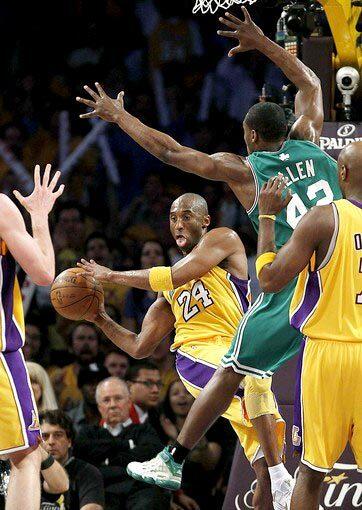 Kobe Bryant pass