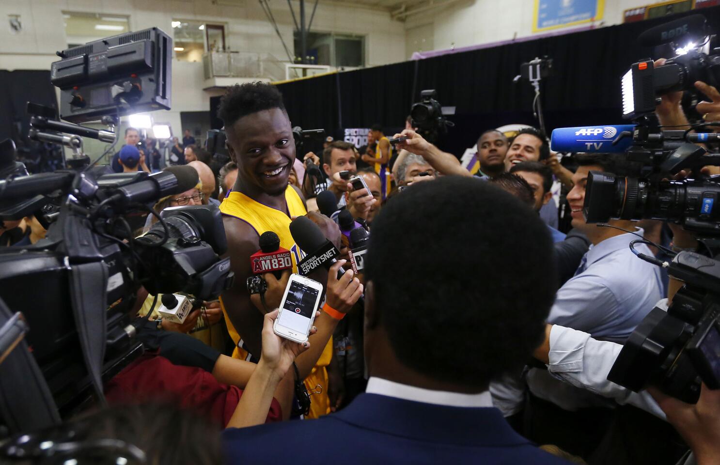 Julius Randle would rather play against LeBron James than with him - Los  Angeles Times