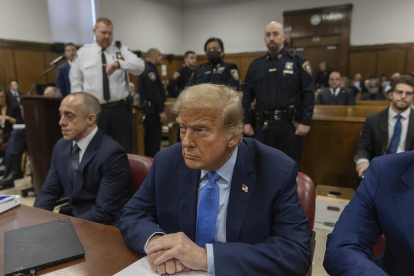 El expresidente estadounidense Donald Trump comparece ante un tribunal penal de Manhattan antes de su juicio en Nueva York, el viernes 26 de abril de 2024. (Jeenah Moon/Pool Foto vía AP)