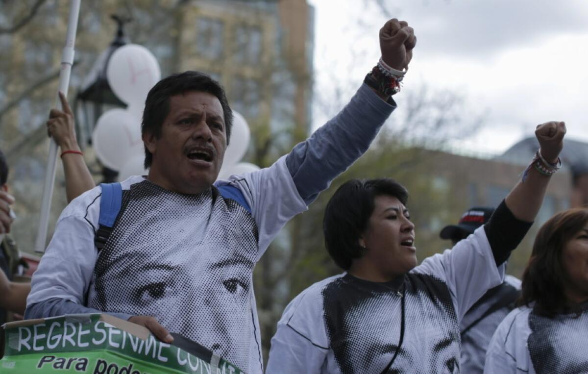 Los familiares de dos de los 43 estudiantes mexicanos desaparecidos, Clemente Rodríguez (i), padre de Christian Rodríguez; y Nayeli Guerrero (d), hermana de Joshivani Guerrero, participan en una marcha hacia la sede de las Naciones Unidas hoy, domingo 26 de Abril de 2015, al cumplirse siete meses de su desaparición, en Nueva York (EE.UU.).