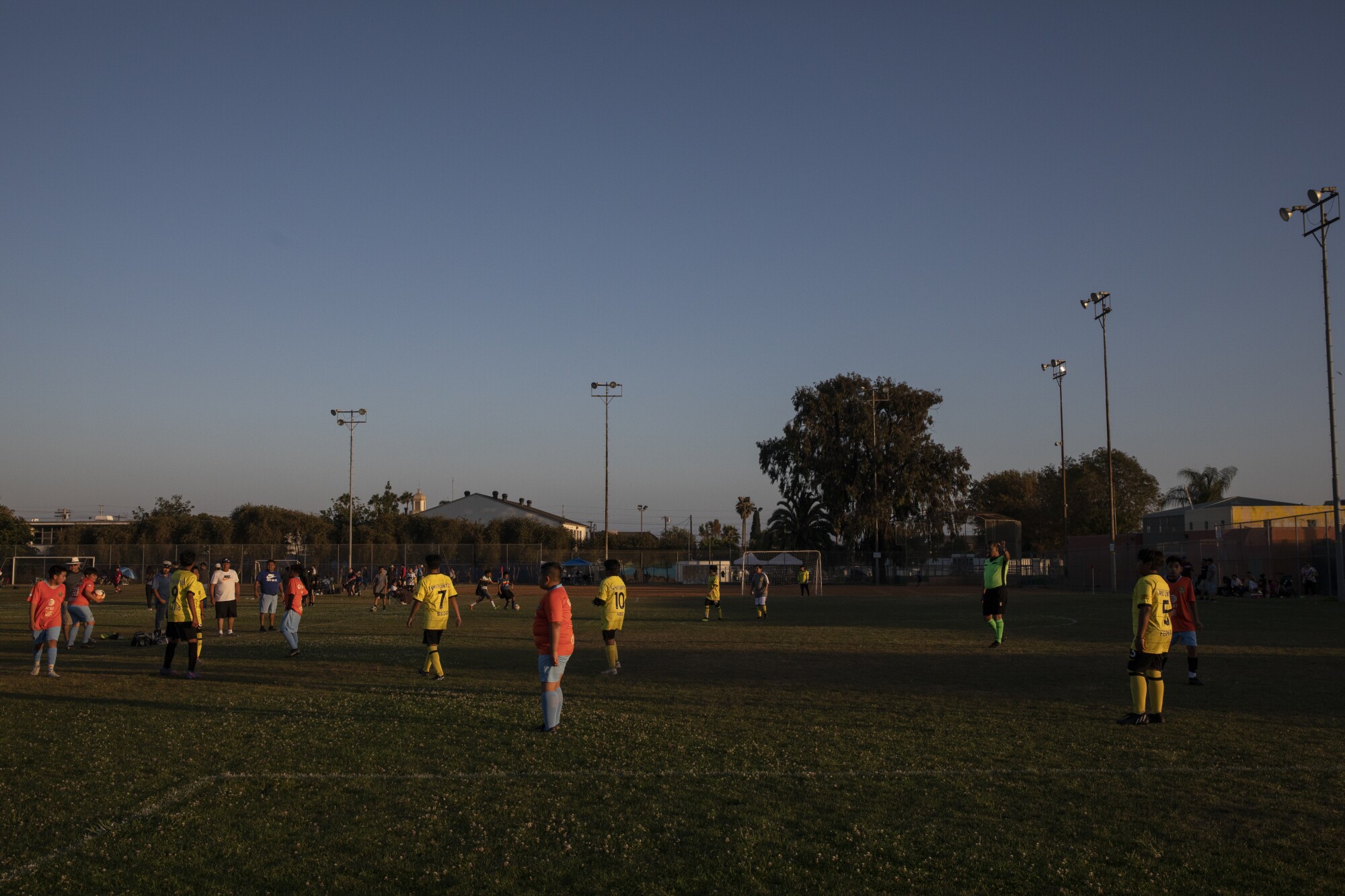 Los equipos de futbol juvenil compiten en el Memorial Park.