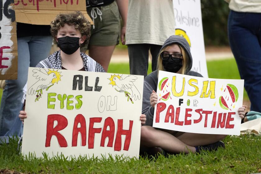 Estudiantes y simpatizantes de la Universidad del Sur de Mississippi en una protesta contra la guerra en Gaza, el 7 de mayo de 2024, en Hattiesburg, Mississippi. (Foto AP/Rogelio V. Solís)