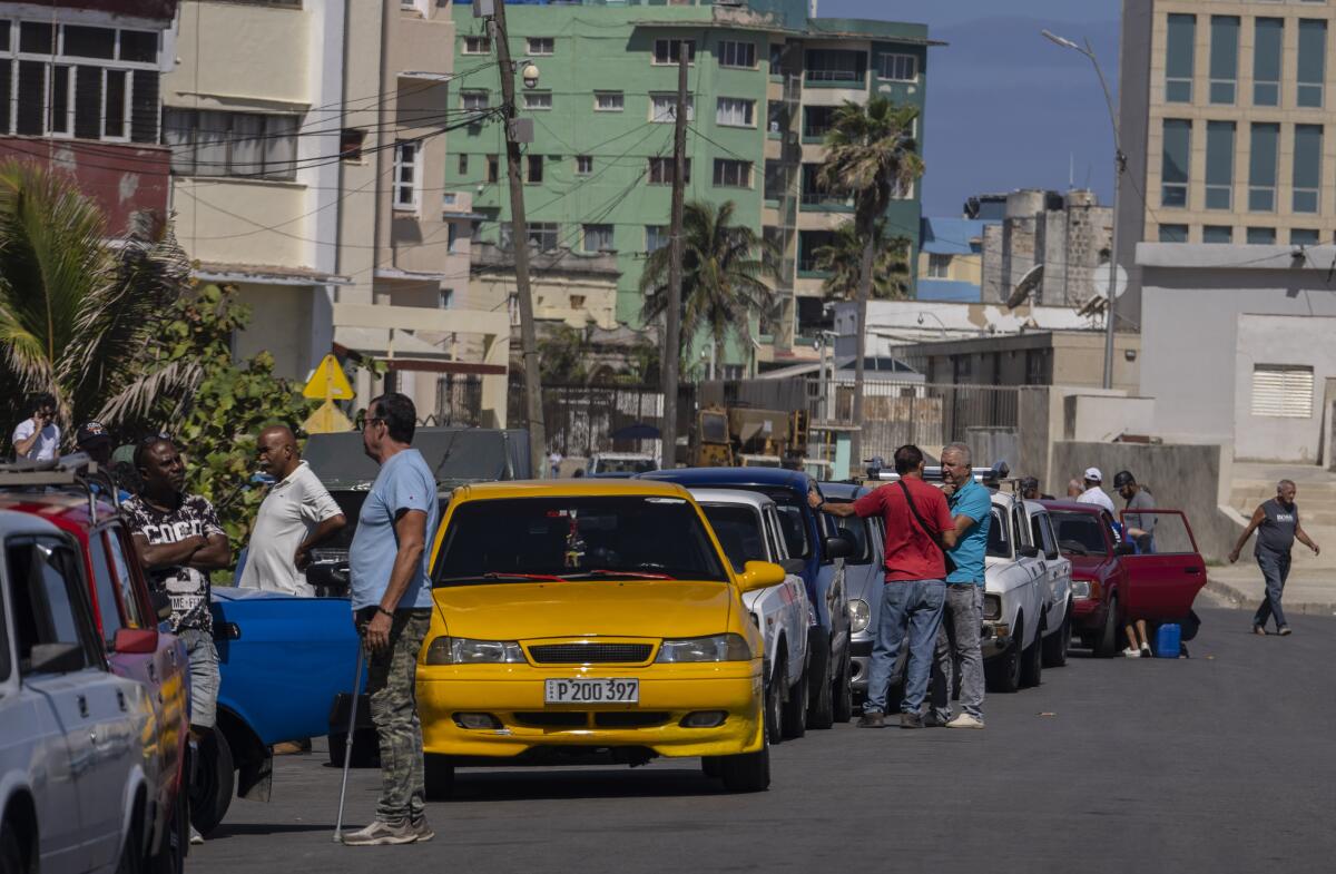 La gente hace fila para cargar combustible en una gasolinera abierta en La Habana, Cuba,