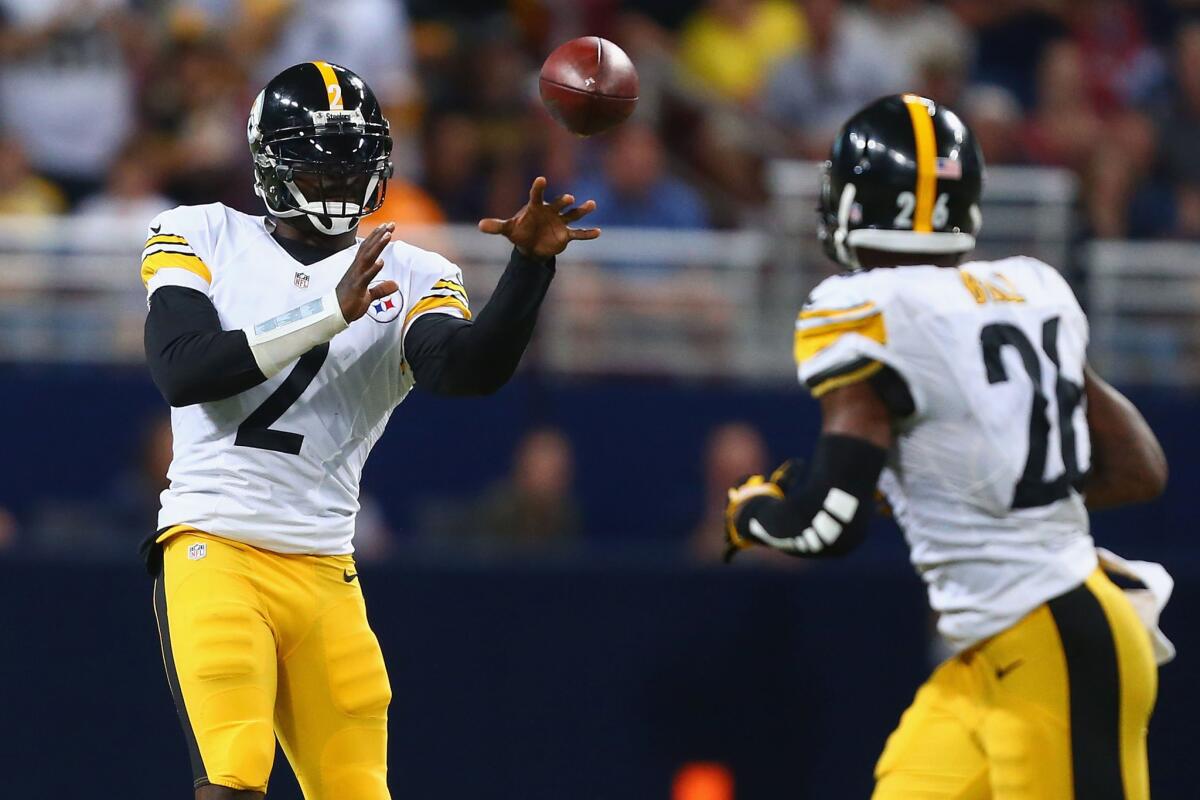 Steelers backup quarterback Michael Vick throws a pass to running back Le'Veon Bell during a game agianst the St. Louis Rams on Sept. 27.