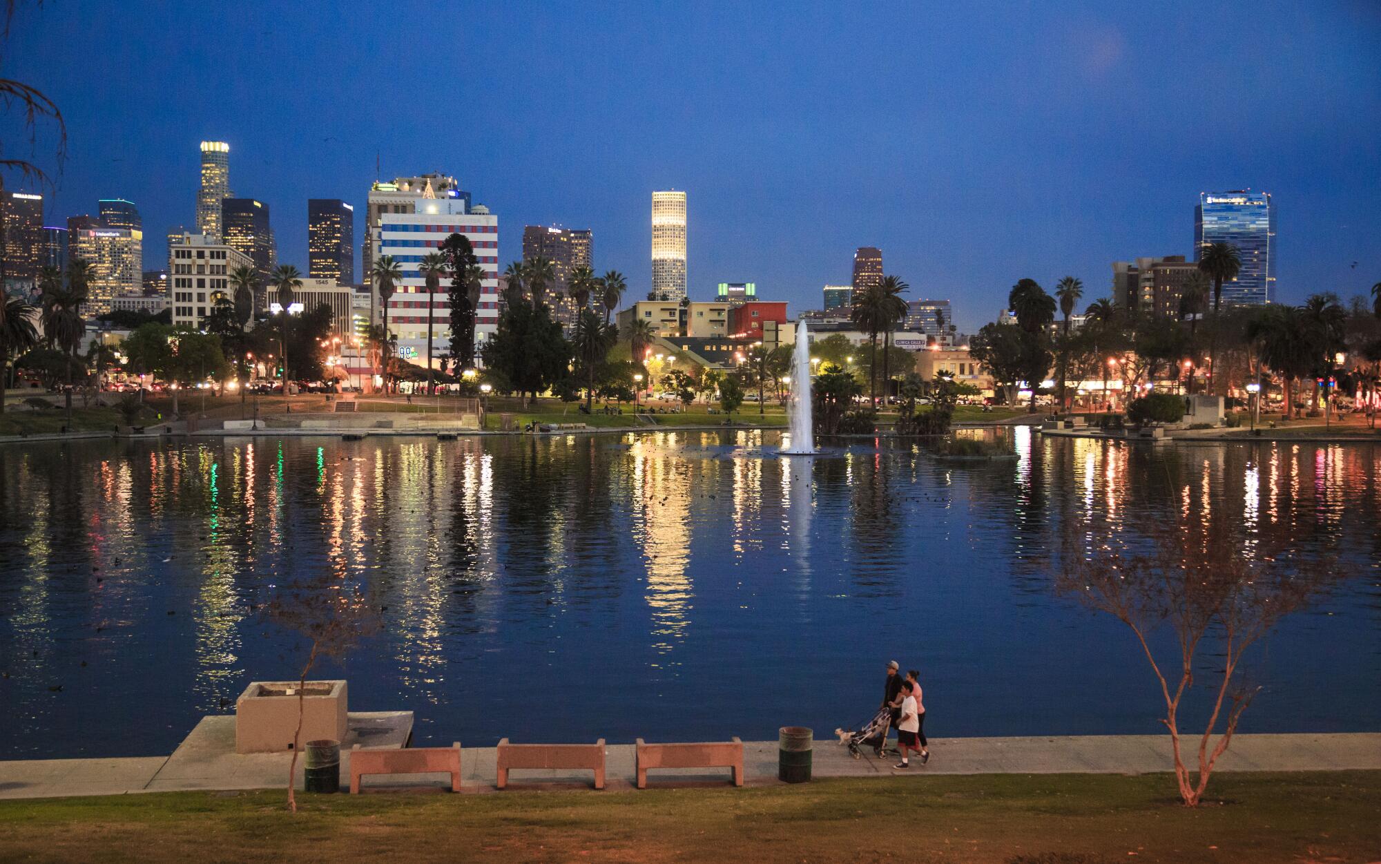 Vista nocturna del MacArthur Park de Los ?ngeles.