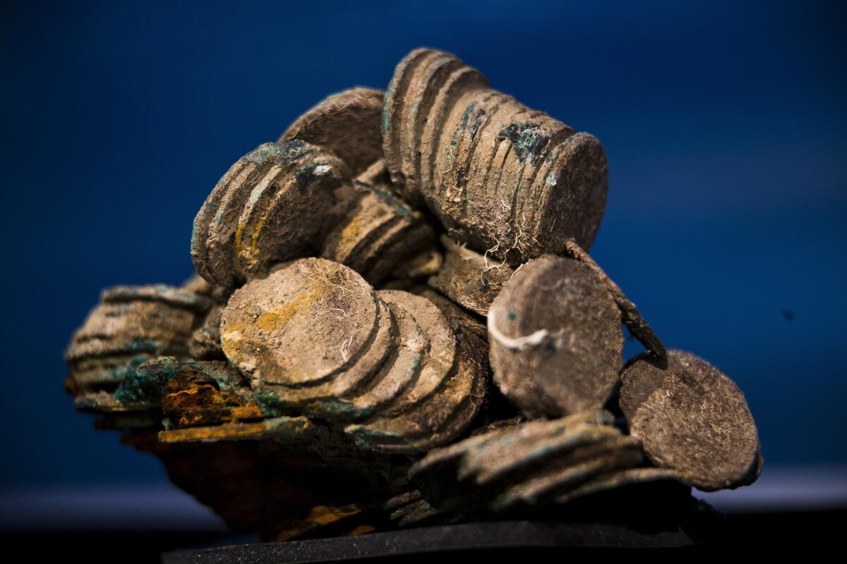 Fotografía de archivo de un bloque de monedas de plata rescatadas del naufragio de un galeón hudido en 1804,