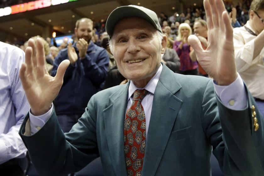 ARCHIVO - Herb Kohl, dueño de los Bucks de Milwaukee, recibe el aplauso de los aficionados durante un partido ante los Hawks de Atlanta, el 16 de abril de 2014 (AP Foto/Morry Gash, ARCHIVO)