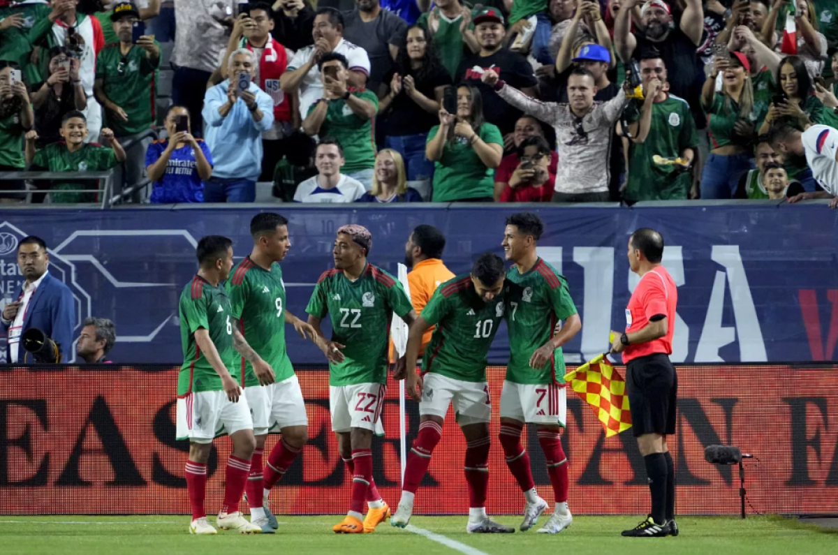 Los jugadores de México celebran el gol de Uriel Antuna
