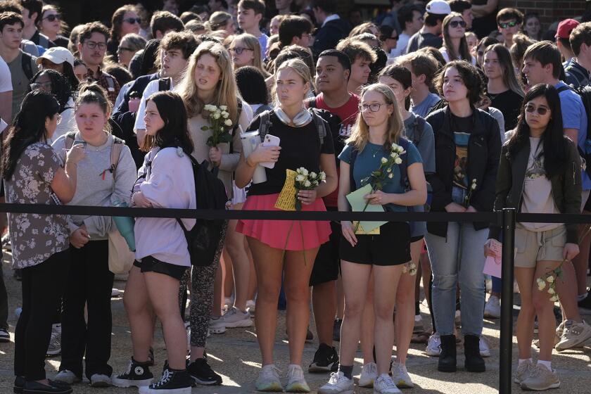 Estudiantes de la Universidad de Georgia se reúnen para rendir homenaje a Laken Riley en la Plaza Tate del campus de Athens, Georgia, el lunes 26 de febrero de 2024. (Nell Carroll/Atlanta Journal-Constitution via AP)