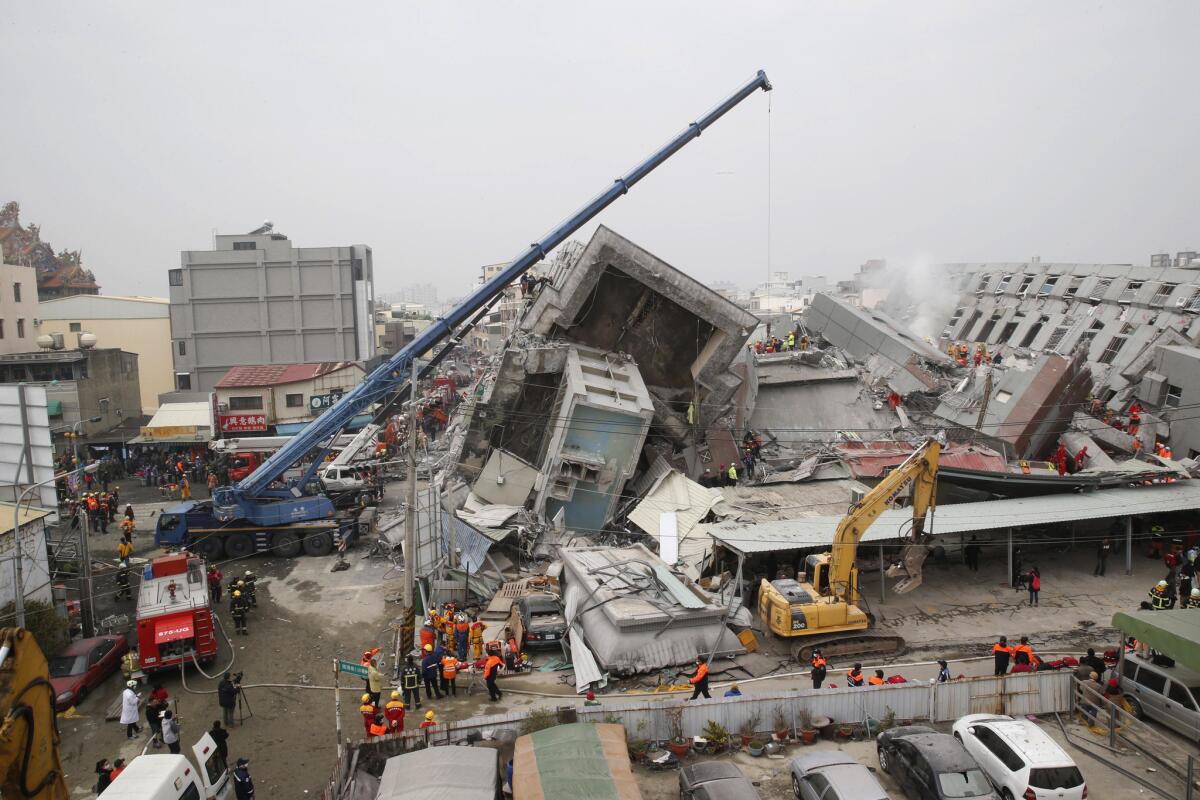 Rescatistas rastrean los restos de un edificio derrumbado tras un terremoto en Tainan, Taiwán, el 6 de febrero de 2016. (Foto AP/Wally Santana)