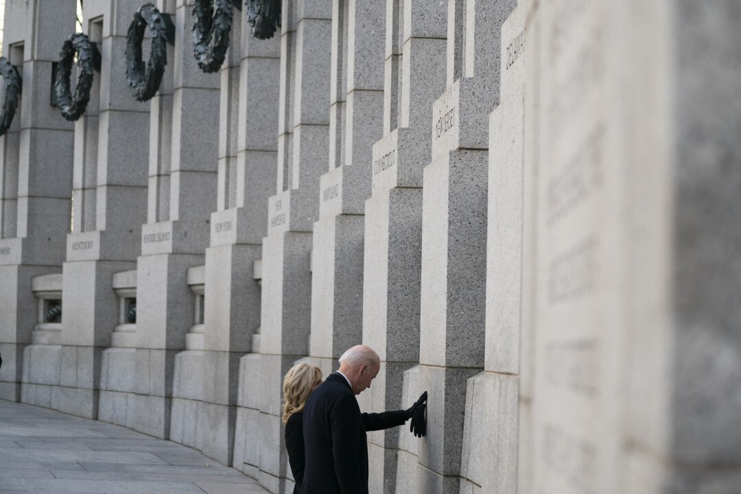 پرزیدنت جو بایدن و بانوی اول جیل بایدن از بنای یادبود ملی جنگ جهانی دوم به مناسبت هشتادمین سالگرد بازدید کردند. 