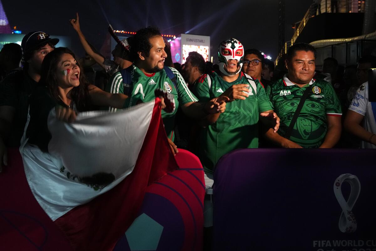 Fans hacen fila para comprar cerveza antes del Mundial de Fútbol en Doha, Qatar,