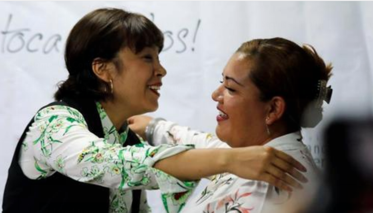 Ángela Johana Rendón Mercado (d) abraza este jueves a su hermana Jenifer de la Rosa Martín (i), luego de confirmarse el parentesco entre ellas a través de pruebas de ADN, en Bogotá (Colombia). EFE/Mauricio Dueñas Castañeda