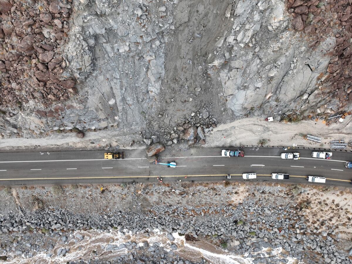 Les équipes de Caltrans travaillent lundi pour nettoyer un éboulement qui a atterri dimanche sur l'Interstate 8 en direction est près d'In-Ko-Pah.