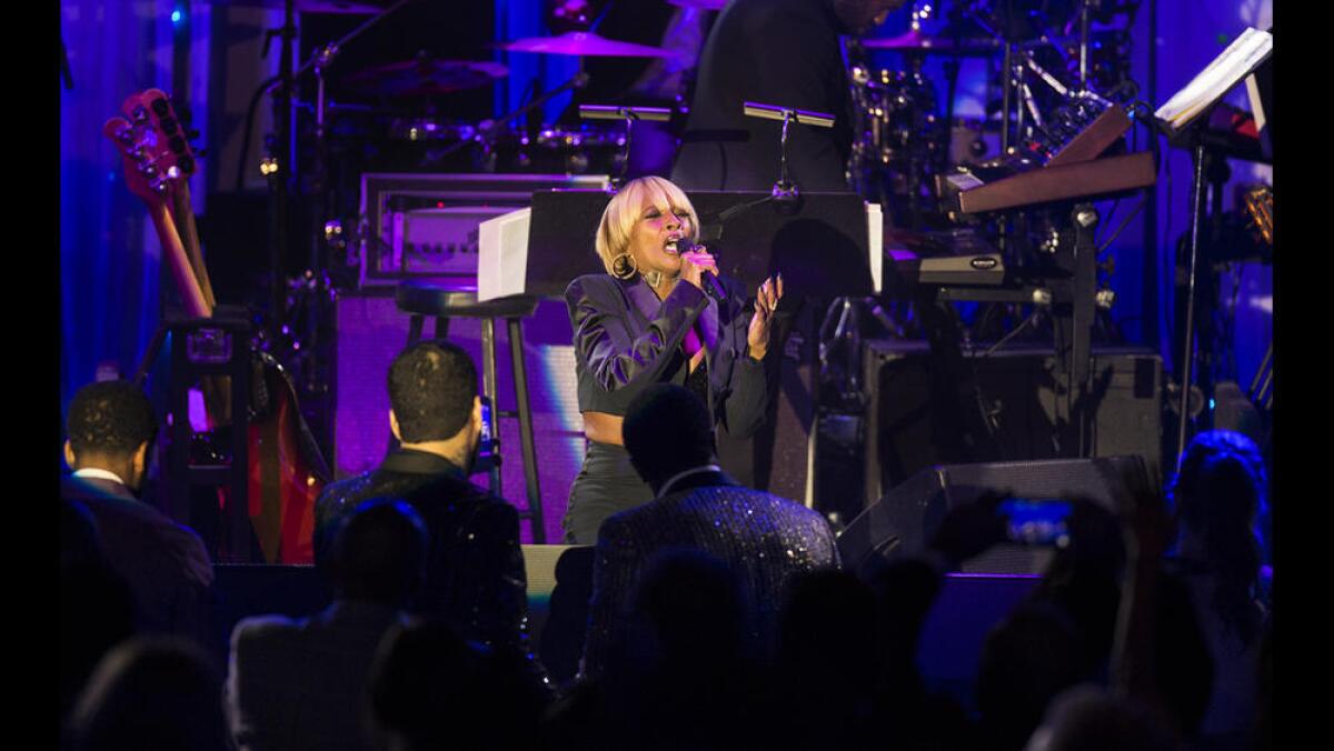 Mary J. Blige brings down the house with her performance of "No More Drama."