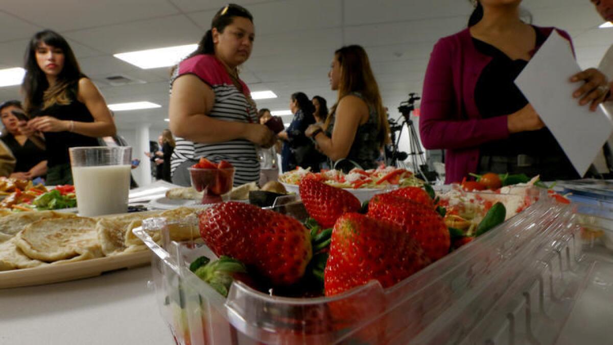Visitantes de L.A. Kitchen observan las opciones saludables del menú luego de la puesta en marcha de la campaña “Healty Eating Out” (Comer saludable fuera de casa), del Departamento de Salud Pública del Condado de Los Ángeles (Luis Sinco / Los Angeles Times).