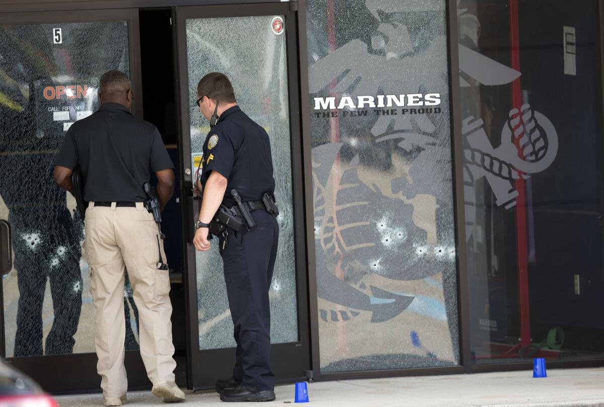 Imagen de un centro de empleo de las Fuerzas Armadas perforado por las balas el jueves 16 de julio de 2015 en Chattanooga, Tennessee. (Foto AP/John Bazemore)